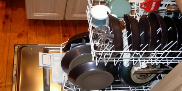 Foto - Bulaşık makinesinden bulaşıklar lekeli çıkarsa ne yapılmalı?