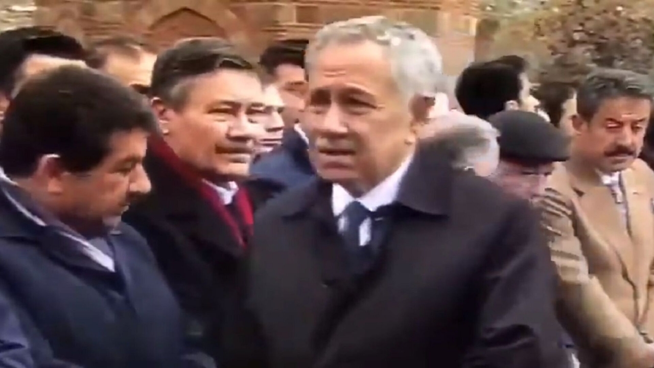 Foto - Bülent Arınç, edep sınırlarını zorlamaya devam ediyor