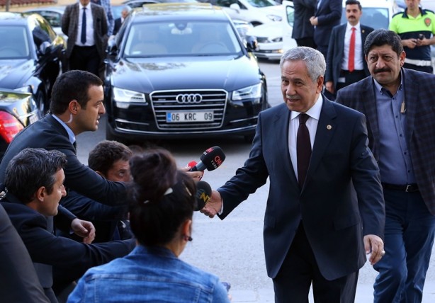 Foto - Bülent Arınç'a olay sözler: Etrafında bu kadar FETÖ'cü olan biri ulusal güvenlik sorunu değil mi?