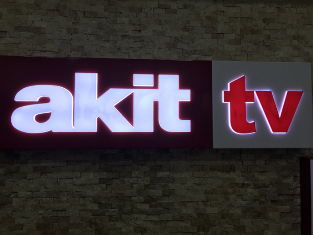 Foto - CHP’li Tezcan’dan işine geldiği gibi muamele! Akit’e ceza, yandaşa basın özgürlüğü