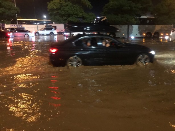 Foto - Bulgaristan-Edirne sınırında sel! Yollar kapandı araçlar mahsur kaldı