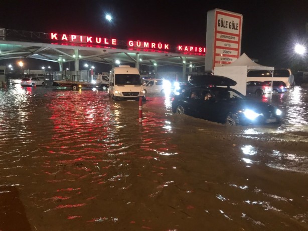 Bulgaristan-Edirne sınırında sel! Yollar kapandı araçlar mahsur kaldı