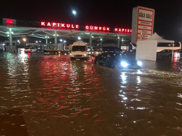 Foto - Bulgaristan-Edirne sınırında sel! Yollar kapandı araçlar mahsur kaldı