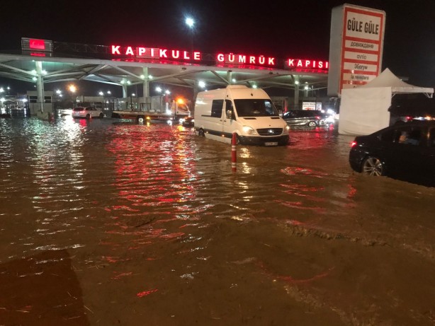 Foto - Bulgaristan-Edirne sınırında sel! Yollar kapandı araçlar mahsur kaldı