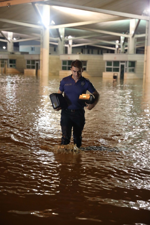 Foto - Bulgaristan-Edirne sınırında sel! Yollar kapandı araçlar mahsur kaldı