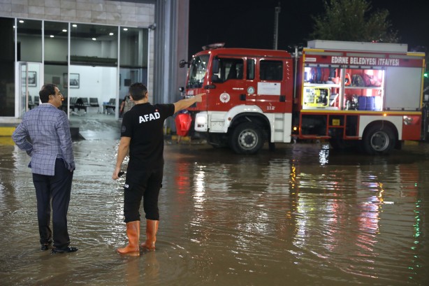 Foto - Bulgaristan-Edirne sınırında sel! Yollar kapandı araçlar mahsur kaldı
