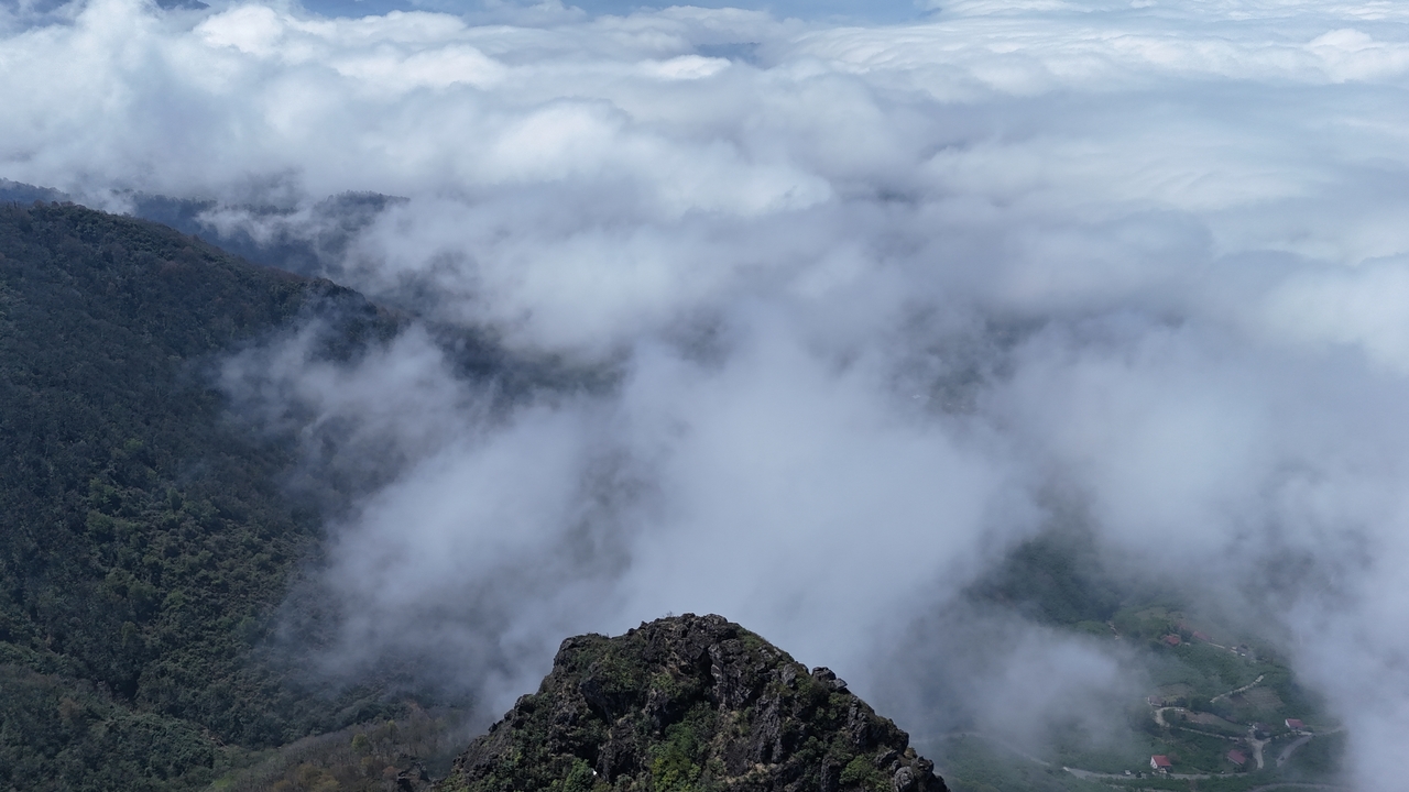Foto - Bulut şehre çöktü, izleyenler bulutların üstüne çıktı