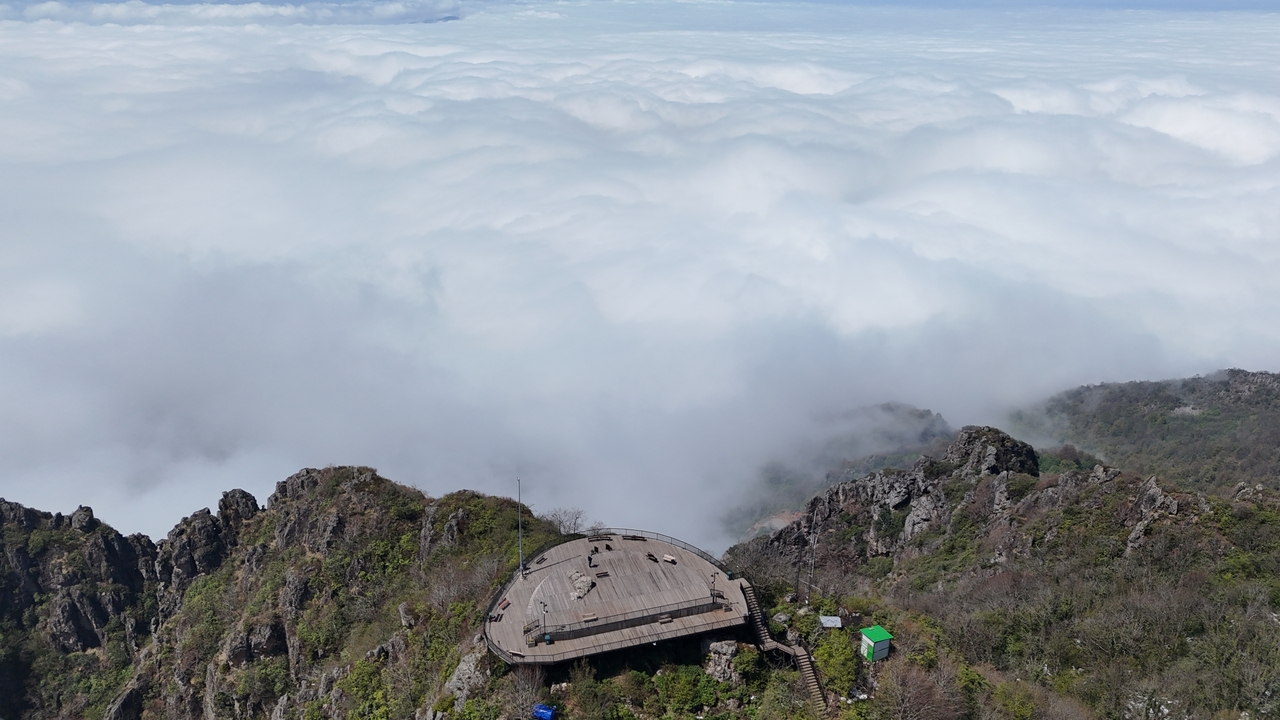 Foto - Bulut şehre çöktü, izleyenler bulutların üstüne çıktı