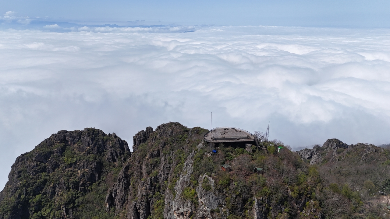 Bulut şehre çöktü, izleyenler bulutların üstüne çıktı