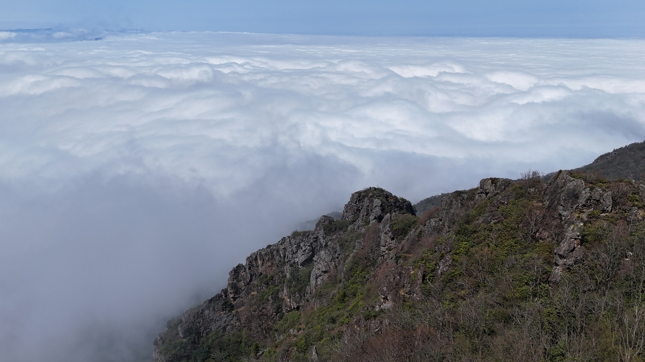 Foto - Bulut şehre çöktü, izleyenler bulutların üstüne çıktı