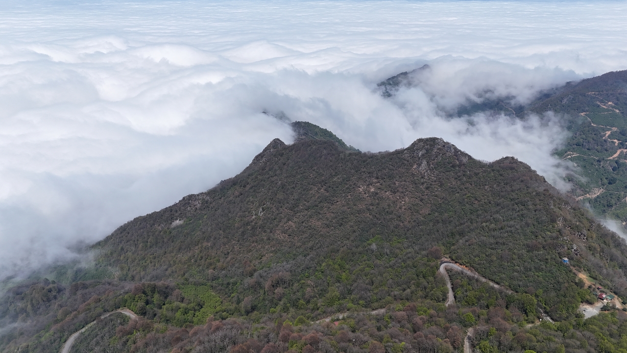 Foto - Bulut şehre çöktü, izleyenler bulutların üstüne çıktı