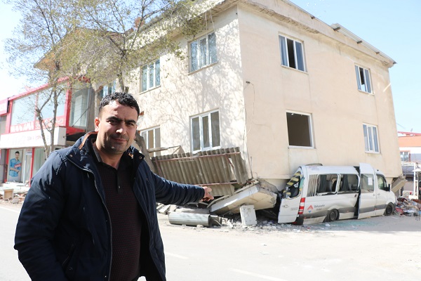 Foto - Bina yıkılmaktan böyle kurtuldu! Adeta kolon görevi gördü