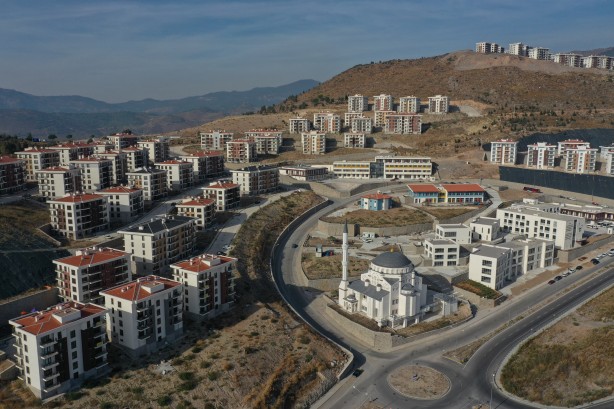 Foto - Bundan tam 3 yıl önce yaşanmıştı! İzmir yeniden inşa edildi! 3887 konut teslim edildi...