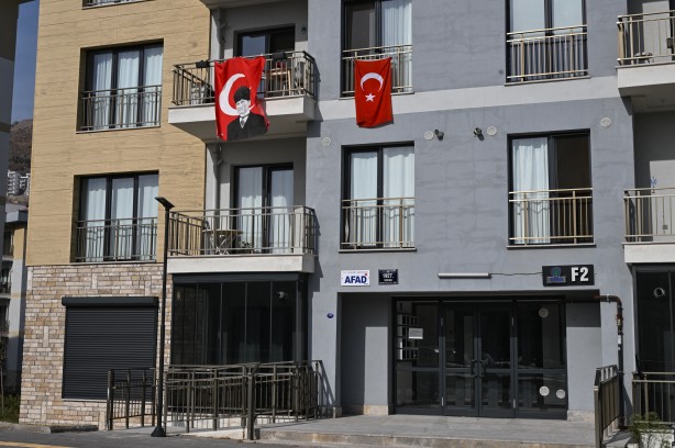 Foto - Bundan tam 3 yıl önce yaşanmıştı! İzmir yeniden inşa edildi! 3887 konut teslim edildi...