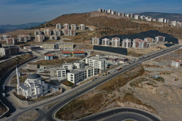 Foto - Bundan tam 3 yıl önce yaşanmıştı! İzmir yeniden inşa edildi! 3887 konut teslim edildi...