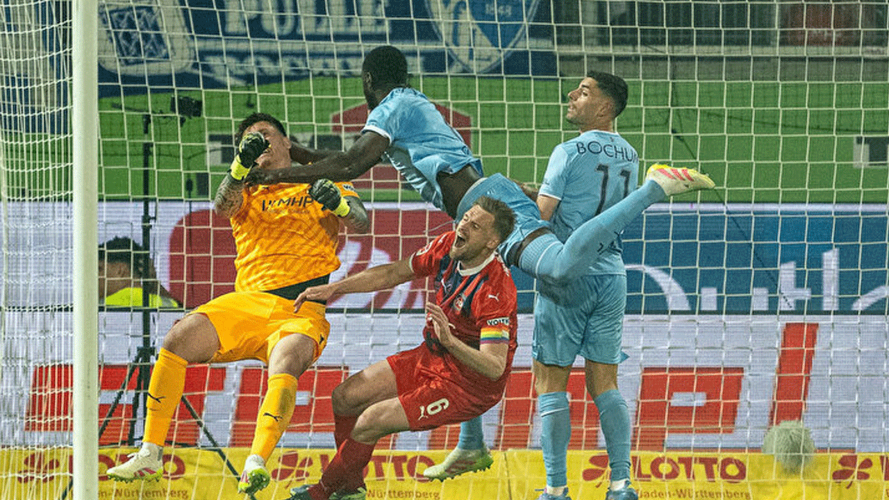 Foto - Bundesliga’da korku dolu anlar: Heidenheim kalecisi Kevin Müller hemen hastaneye kaldırıldı