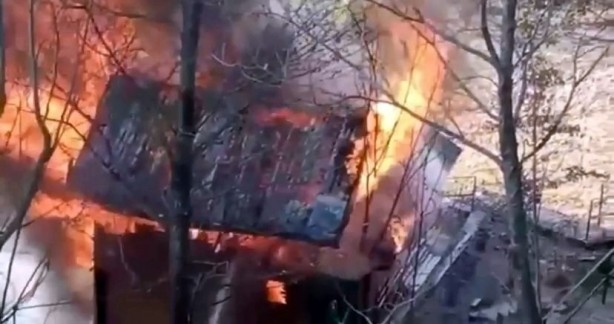 Foto - Bungalov ev alevlere teslim oldu! Çift kendini son anda kurtardı