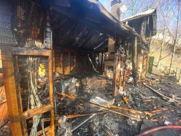 Foto - Bungalov ev alevlere teslim oldu! Çift kendini son anda kurtardı