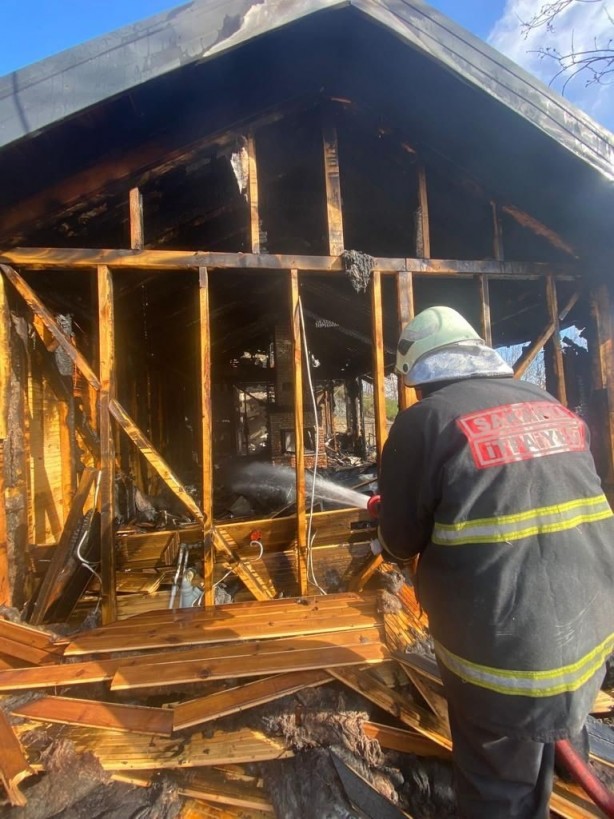 Bungalov ev alevlere teslim oldu! Çift kendini son anda kurtardı