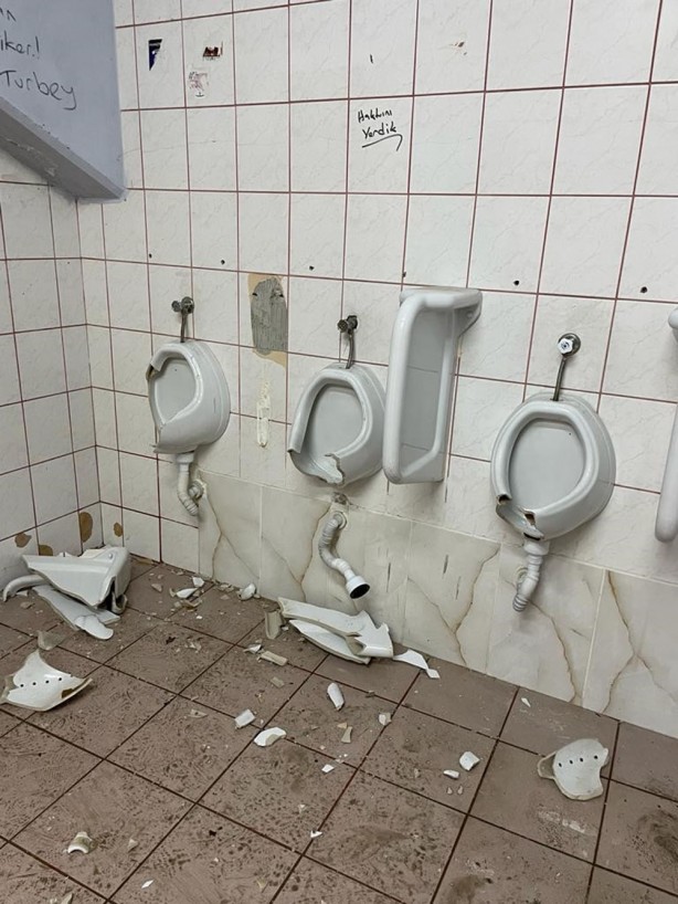 Foto - Bunlar nasıl taraftar? Cam, çerçeve, lavabo, musluk, kapı…