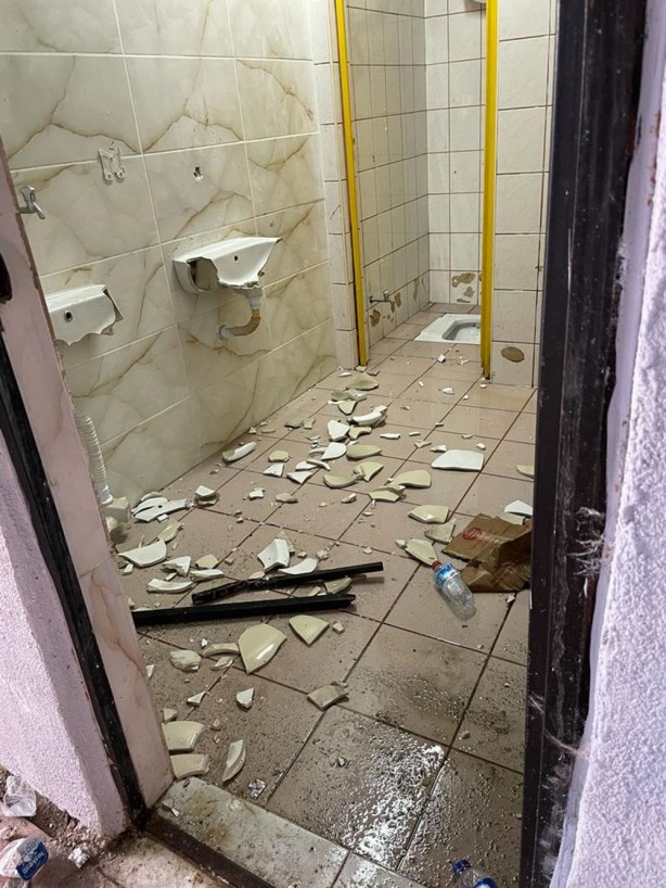 Bunlar nasıl taraftar? Cam, çerçeve, lavabo, musluk, kapı…