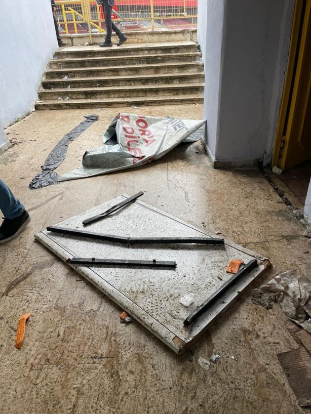 Foto - Bunlar nasıl taraftar? Cam, çerçeve, lavabo, musluk, kapı…