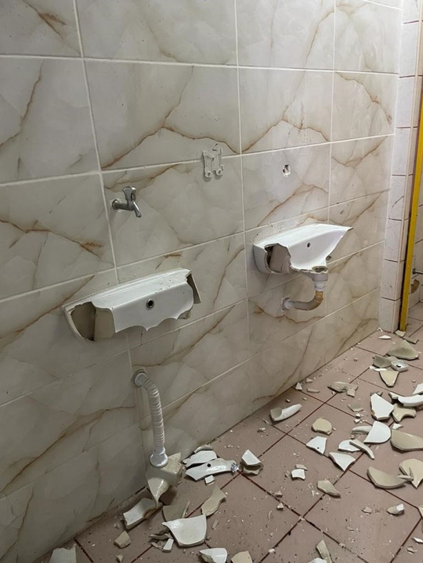 Foto - Bunlar nasıl taraftar? Cam, çerçeve, lavabo, musluk, kapı…