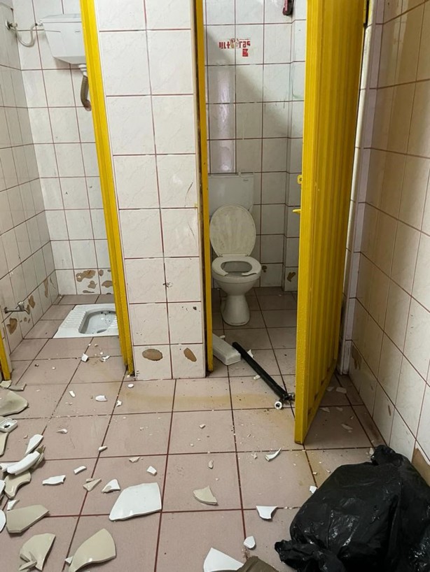 Foto - Bunlar nasıl taraftar? Cam, çerçeve, lavabo, musluk, kapı…