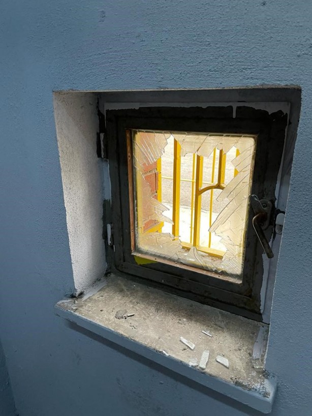 Foto - Bunlar nasıl taraftar? Cam, çerçeve, lavabo, musluk, kapı…