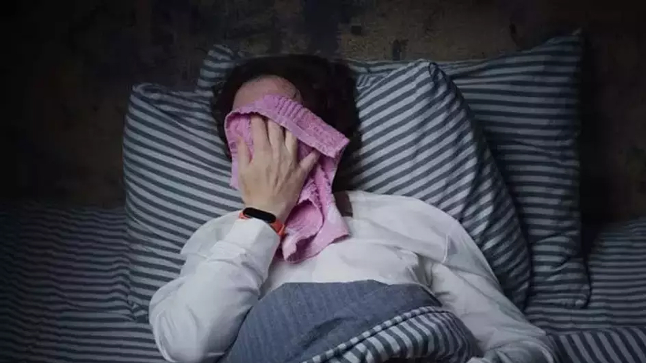 Bunlara dikkat edin! Gece uykusuna düşman 7 yiyecek belli oldu