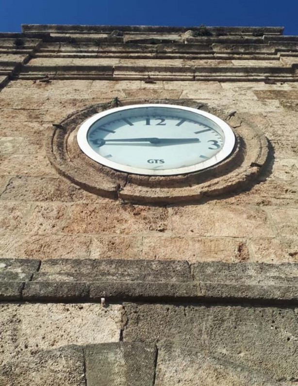 Foto - Bunlarda hiç utanma sıkılma yok! Antalya'da Tarihi Saat Kulesi'nde skandal