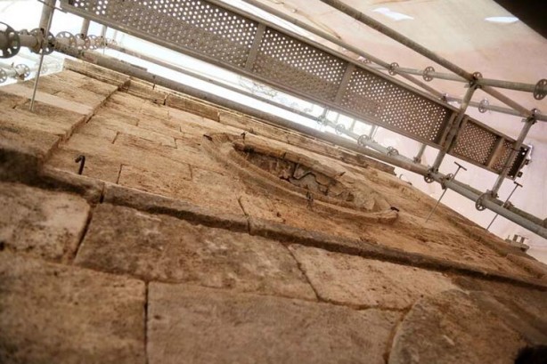 Foto - Bunlarda hiç utanma sıkılma yok! Antalya'da Tarihi Saat Kulesi'nde skandal