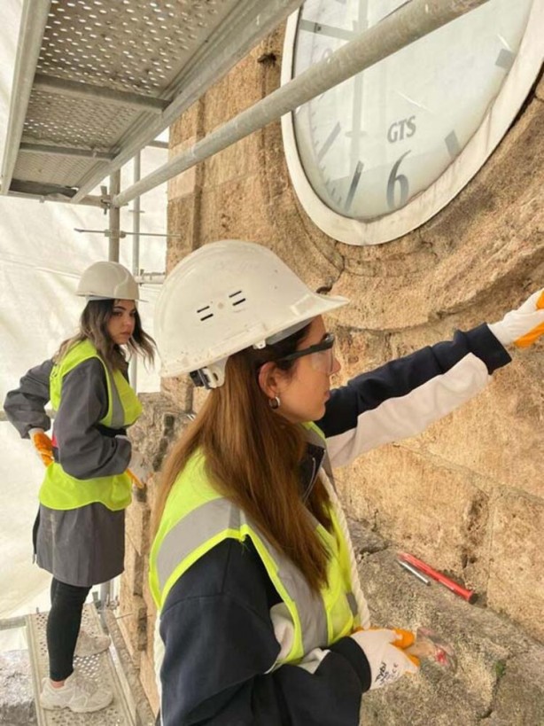Foto - Bunlarda hiç utanma sıkılma yok! Antalya'da Tarihi Saat Kulesi'nde skandal