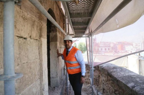 Foto - Bunlarda hiç utanma sıkılma yok! Antalya'da Tarihi Saat Kulesi'nde skandal