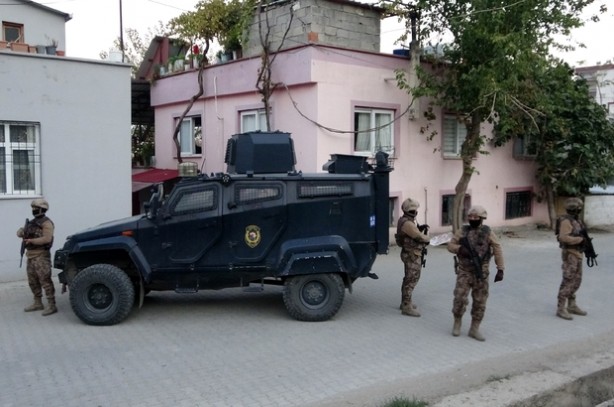 Bunlardan ne vatana ne millete hayır gelir! Polis tek tek enseledi