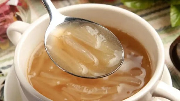 Bunu çok az kişi biliyor Soğan suyunu saçlara sürünce bakın ne oluyor