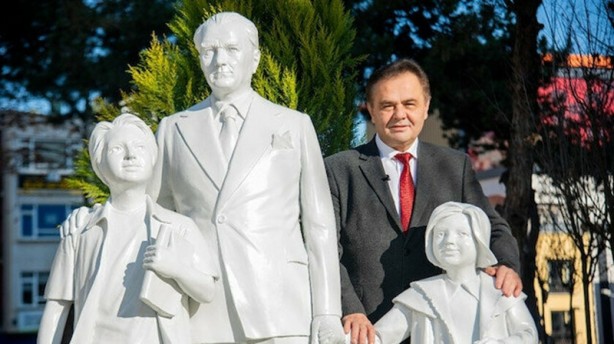 Foto - Bunu da gördük... CHP'li Belediye Başkanı 'Atatürk' ayağına kendi heykelini diktirdi!