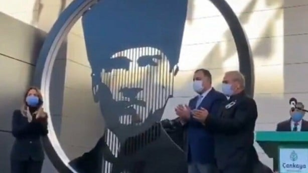 Foto - Bunu da gördük... CHP'li Belediye Başkanı 'Atatürk' ayağına kendi heykelini diktirdi!