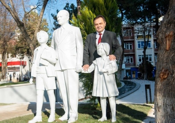 Bunu da gördük... CHP'li Belediye Başkanı 'Atatürk' ayağına kendi heykelini diktirdi!