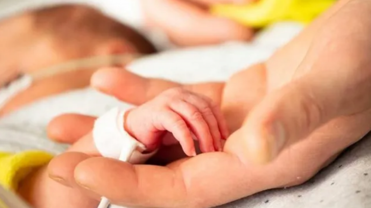 Bunu da gördük! Hastanede arkadaşının bebeğini poşete koyup kaçırmaya çalıştı