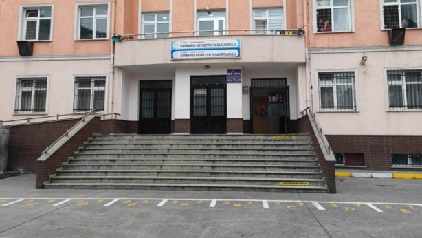 Bunu diyen öğretmen, eli öpüleceğine, veli tarafından darp edildi! Millet gerçekten kafayı yemiş