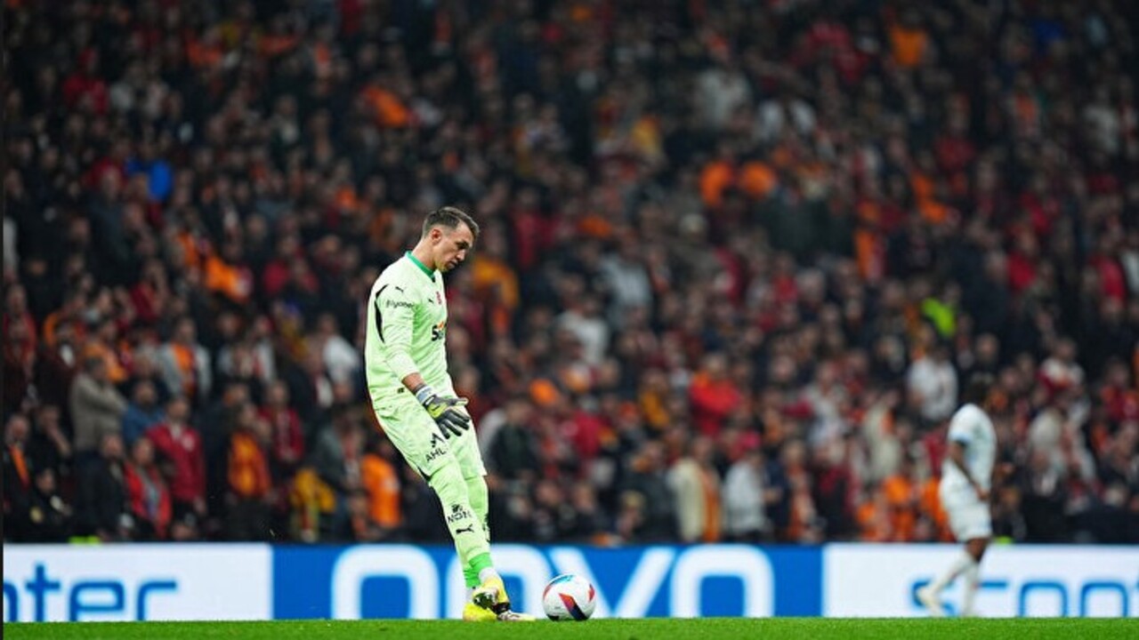 Foto - Bunu kimse beklemiyordu! Muslera'dan Galatasaray taraftarını şaşırtacak hareket