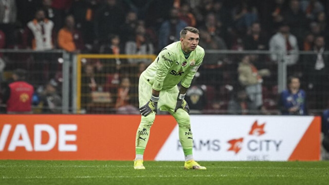 Foto - Bunu kimse beklemiyordu! Muslera'dan Galatasaray taraftarını şaşırtacak hareket