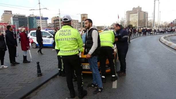 Foto - Bunu yapan taksiciler Taksim'de enselendi! Ceza yağmur oldu yağdı