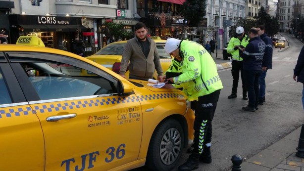 Foto - Bunu yapan taksiciler Taksim'de enselendi! Ceza yağmur oldu yağdı