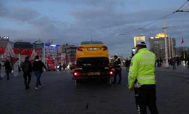 Foto - Bunu yapan taksiciler Taksim'de enselendi! Ceza yağmur oldu yağdı