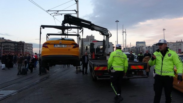 Foto - Bunu yapan taksiciler Taksim'de enselendi! Ceza yağmur oldu yağdı