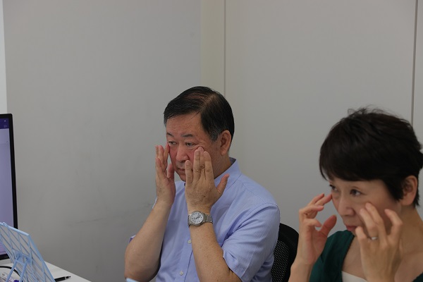 Foto - Bunun için eğitim almaya başladılar! Japonlar nasıl gülümseneceğini unuttu!