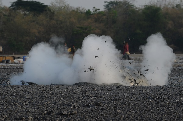 Foto - Burada 2 dakikada bir patlama oluyor!