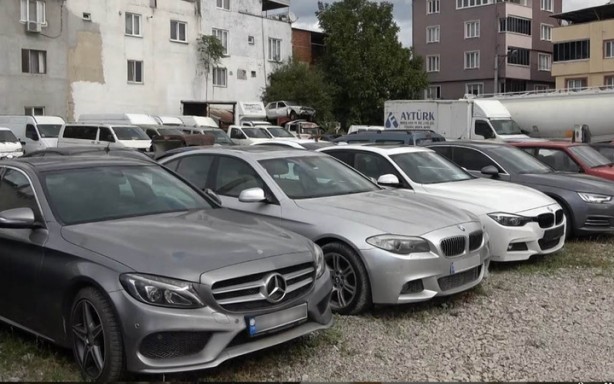 Burada otomobiller yarı fiyatına satılıyor: 30 bin liraya da var 300 bin liraya da!